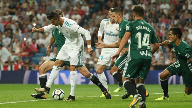 Cristiano Ronaldo dimainkan Real Madrid sebagai starter lawan Real Betis. Skor masih sama kuat tanpa gol di babak pertama.