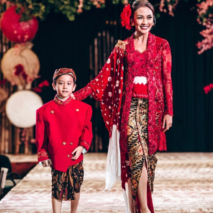 <p>Melanie Putria, Putri Indonesia 2002, berjalan bersama putranya Sheemar di catwalk. Gantengnya Sheemar! (Foto: Instagram @melanieputria)  </p>