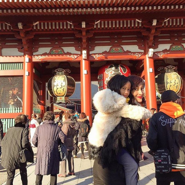  Ibunya cantik, anaknya lucu. (Foto: Instagram @artikasaridevi)