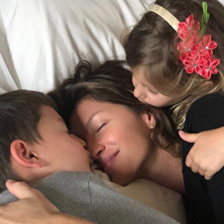 <p>Sweet banget! Kemesraan antara Gisele Bundchen dengan anak-anaknya. (Foto: Instagram @gisele)</p>