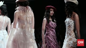 Kala Bustier Memancing Lirikan 'Mata Genit'