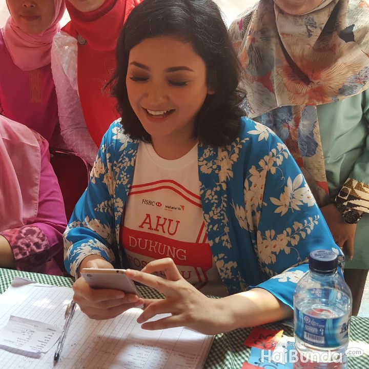 <p>Agni mencoba aplikasi mPosyandu-nya.   </p>