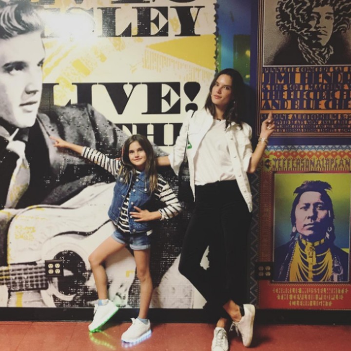 <p>Duh, kayak kakak adik aja ya Bun, si cantik Alessandra Ambrossio dengan putrinya Anja Louise Ambrosio Mazur. (Foto: Instagram @alessandraambrosio)</p>