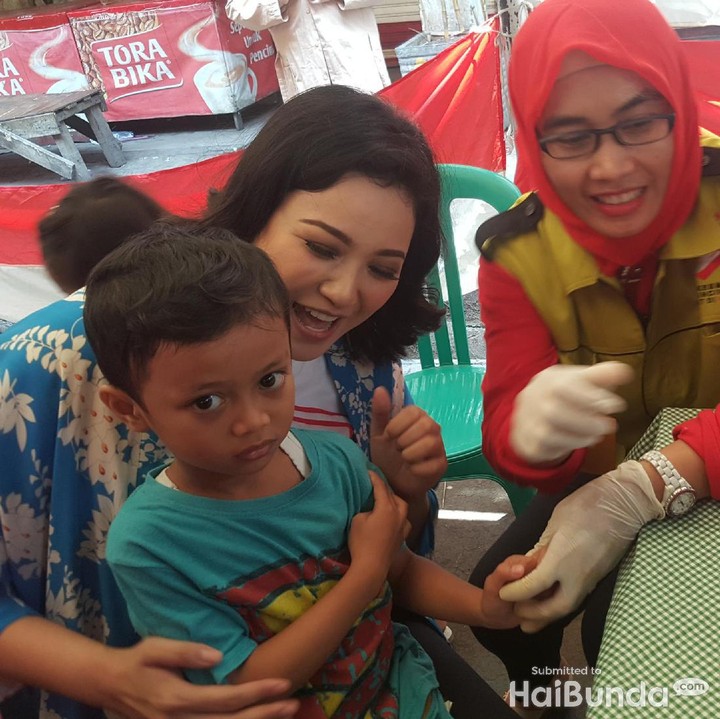 <p>Keakraban Agni dengan anak-anak di posyandu. Melihatnya bikin adem.   </p>
