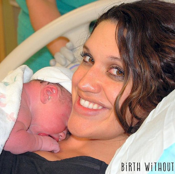 <p>Kedamaian terpancar banget di senyuman bunda ini ya, Bun. (Foto: Instagram @birthwithoutfear)  </p>