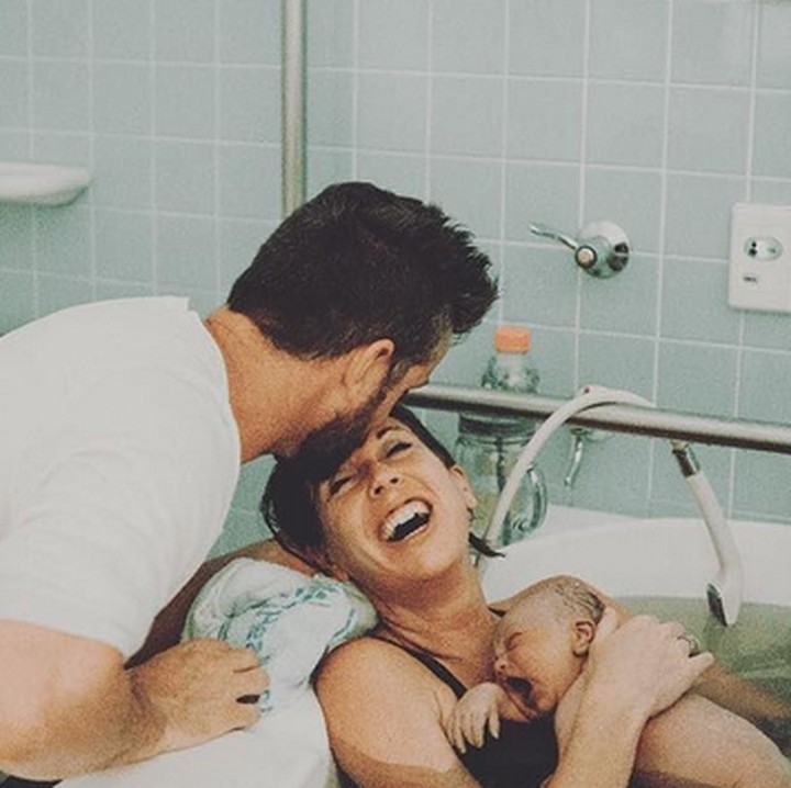 <p>Kecup sayang dari suami menambah senyum kebahagiaan sang istri. (Foto: Instagram @adrielbooker via @birthwithoutfear)</p>