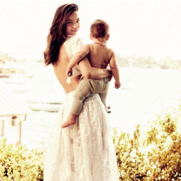<p>Kalau yang ini sih jangan ditanya Bun, nggak heran banyak kaum adam yang menjadikannya idola. Siapa lagi kalau bukan Miranda Kerr yang disebut sangat protektif sama anaknya, Flynn. (Foto: Instagram @mirandakerr)</p>