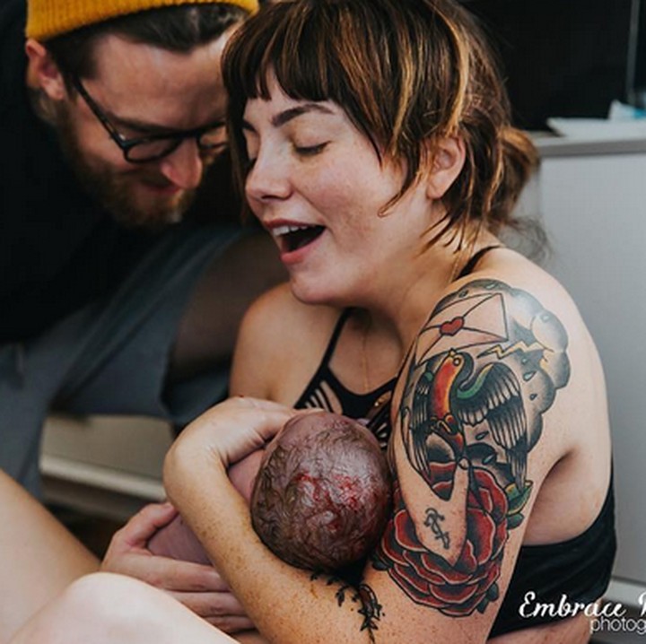 <p>Sesungging senyum kebahagiaan menghiasi momen kelahiran si kecil. (Foto: Instagram @embracebirthphotographyc via @birthwithoutfear)</p>