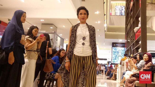 Menyambut Hari Batik Nasional pada 2 Oktober, digelar fashion show batik, pameran batik, sampai unjuk busana dengan konsep suguhan 'vertical catwalk.'