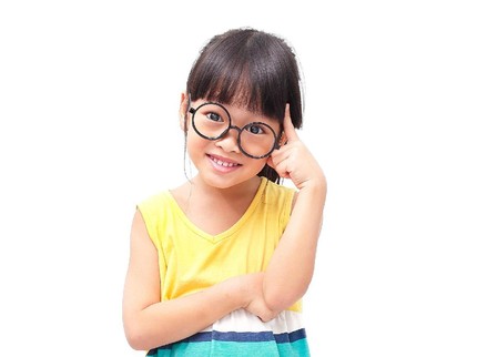 Masih Anak-anak Tapi Sudah Pakai Kacamata Plus, Normalkah?