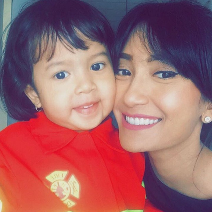 Wefie dulu sama si bungsu, Zoe. (Foto: Instagram @artikasaridevi)