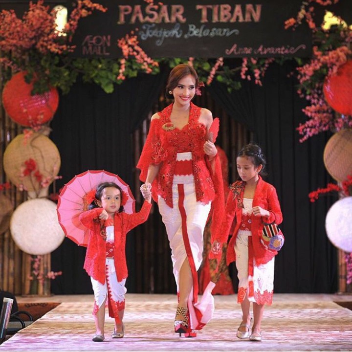 <p>Artika Sari Devi, Putri Indonesia 2004 kini menjadi ibu dari dua anak, Abbey dan Zoe. (Foto: Instagram @artikasaridevi)</p>