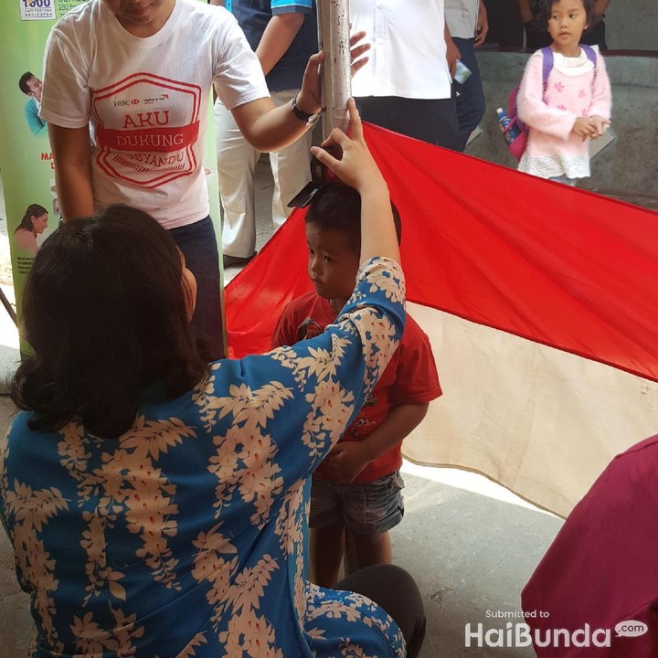 <p>Agni yang sudah punya 2 buah hati kelihatan telaten banget sama anak nih. </p>