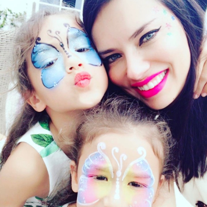 <p>Adriana Lima dengan kedua putrinya yang cantik, Valentina dan Sienna. (Foto: Instagram @adrianalima)</p>