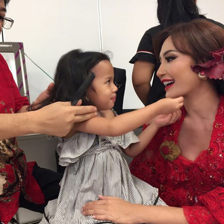 Menemani  Zoe yang lagi didandani buat fashion show. Lucu maksimal! (Foto: Instagram @artikasaridevi)