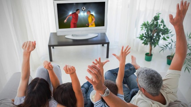 Youtube sedang digandrungi anak-anak muda saat ini. Apakah trend ini akan menggerus penonton televisi?