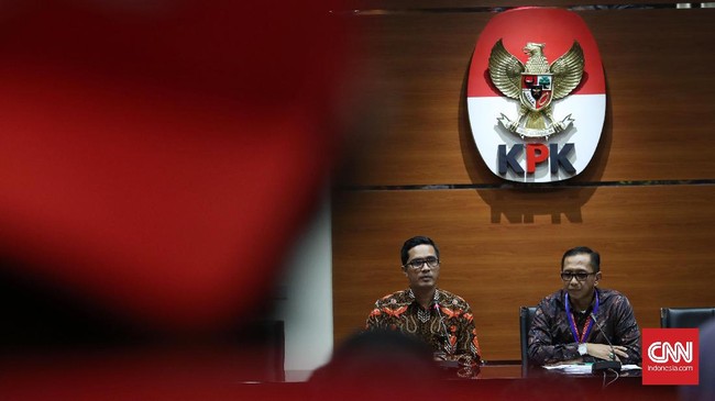 KPK menyadari sejumlah tersangka korupsi ikut berlaga di Pilkada 2018, namun KPK tegas akan tetap memproses hukum para tersangka walaupun mereka menang.