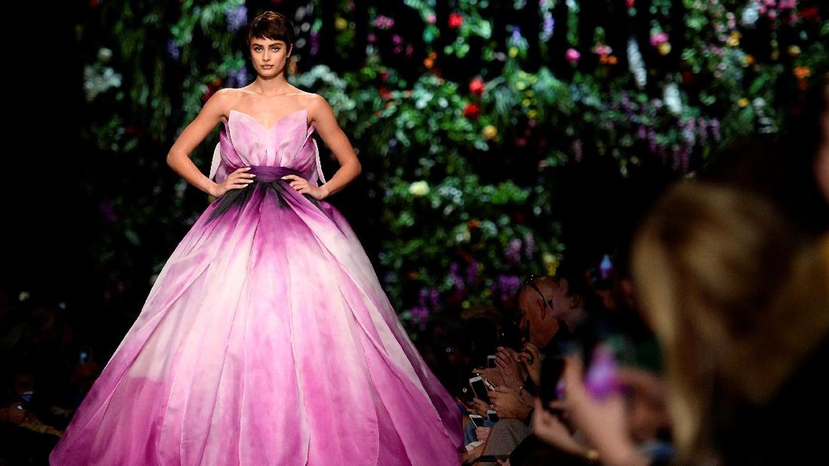 FOTO: Parade Gaun Bunga Moschino di Milan Fashion Week