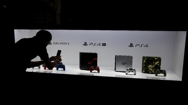 Sejak diluncurkan pada November 2013 hingga kini Sony PlayStation 4 telah terjual 100 juta unit, jauh melampaui Nintendo Wii dan Microsoft Xbox.