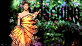 FOTO: Parade Gaun Bunga Moschino di Milan Fashion Week