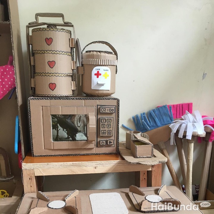 <p>Keren ya, kitchen set untuk si kecil main masak-masakan.  </p>