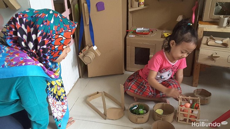Kepuasan Saat Bunda Bikin Mainan Sendiri Buat si Kecil Walaupun bentuknya nggak keren-keren amat, tapi mainan buatmu Bunda bikin dengan penuh cinta kok, Nak...