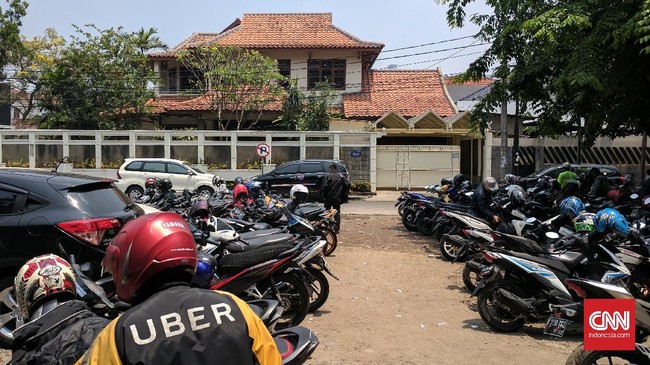 Gojek membuka sembilan titik untuk merekrut mantan sopir Uber Motor.