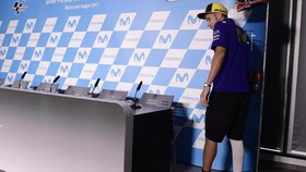 Valentino Rossi Datang ke Aragon Masih Gunakan Tongkat