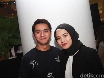 Cara Istri Ricky Harun Batasi Pemakaian Gadget si Kecil
