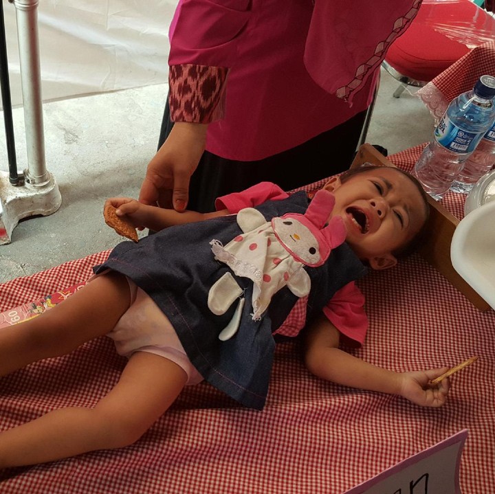 'Bermain peran' dokter dengan anak bikin anak familiar dengan segala alat kedokteran, sehingga nggak takut saat dibawa ke posyandu. (Foto: Amel/ HaiBunda)