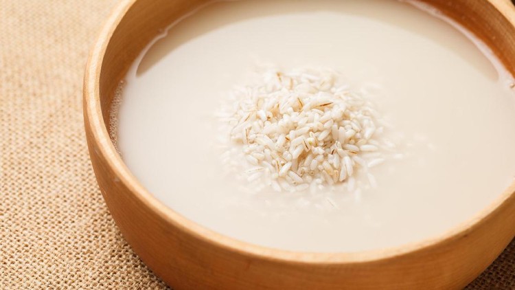 Wash rice in wooden bowl
