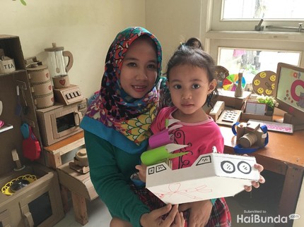 Kenalan Sama Bunda Uchy yang Hobi Bikin Mainan Kardus