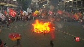 VIDEO: Ribuan Orang Unjuk Rasa Memprotes Kediktatoran Duterte