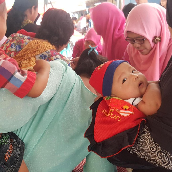 Dedek bayi, kamu lagi liat apa sih. (Foto: Amel/ HaiBunda)
