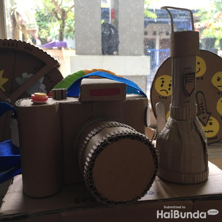 <p>Mainan kardus ini adalah hasil karya bunda dua anak bernama Uchy Widya (35).</p>
