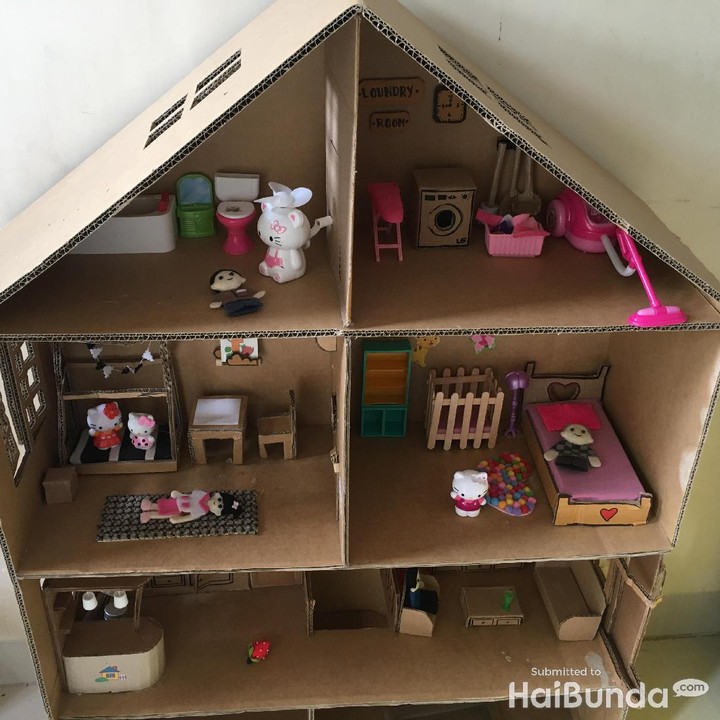 <p>Bikin rumah boneka sendiri dari kardus? Kenapa nggak.</p>