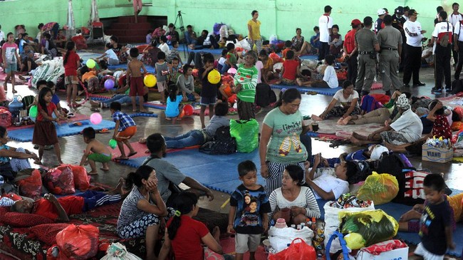 Meski BPBD dan BNPB telah menyalurkan bantuan, masih banyak pengungsi yang membutuhkan popok, susu bubuk, selimut dan pembalut wanita.