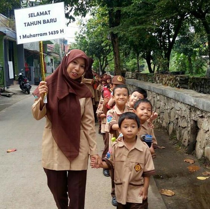 <p>Menyambut tahun baru Hijriah dengan pawai pakai seragam pramuka? Seru juga kok. (Foto: Instagram/rarizqi.95)</p>