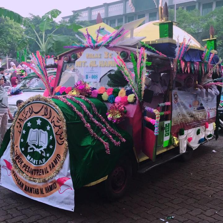 <p>Pawainya pakai odong-odong yang dihias dengan tema Tahun Baru Hijriah nih, Bun. Wah, kreatif ya. (Foto: Instagram/y.mustofa)</p>