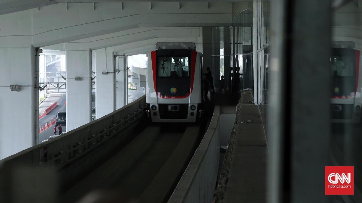 FOTO: Melaju dengan Skytrain di Bandara Soetta