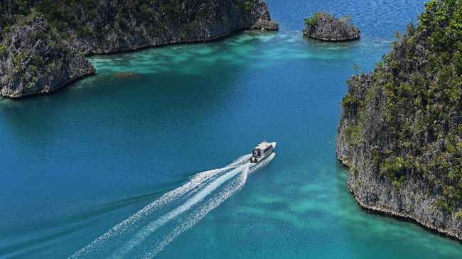 Anggapan bahwa wisata di Raja Ampat mahal dan jauh memang benar adanya, tapi bukan berarti kepulauan di Papua Barat ini tidak bisa digapai.