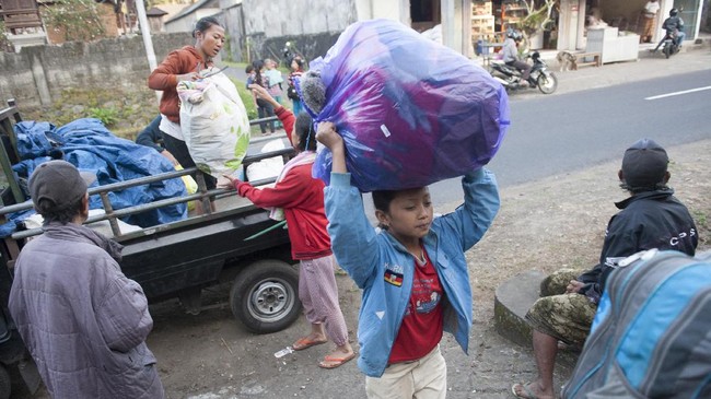 BNPB mengimbau masyarakat agar mengumpulkan donasi untuk pengungsi Gunung Agung melalui satu pintu, yaitu Posko Utama Satgas Siaga Darurat.