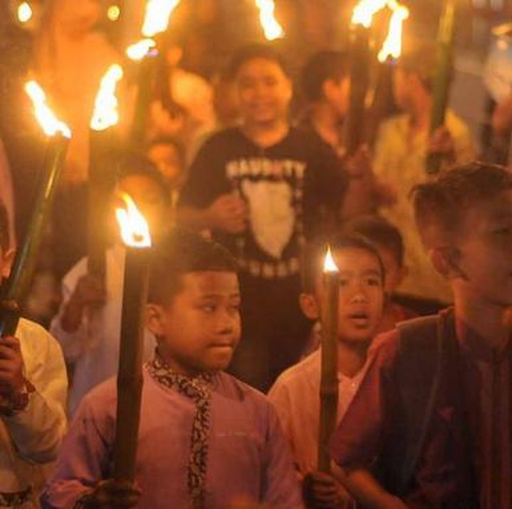 <p>Di malam hari, menyambut tahun baru Hijriah bisa dengan melakukan pawai obor. Nggak kalah seru, lho. (Foto: Instagram/iggoy)</p>