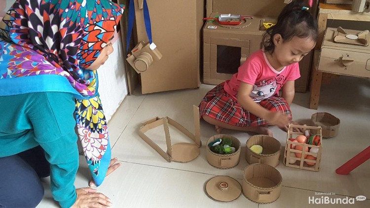 Cerita Unik 'si Mamah Kardus' yang Hobi Bikin Mainan Kardus Bunda bernama Uchy ini hobi bikin mainan dari kardus. Dia punya cerita unik lho terkait hobinya ini.