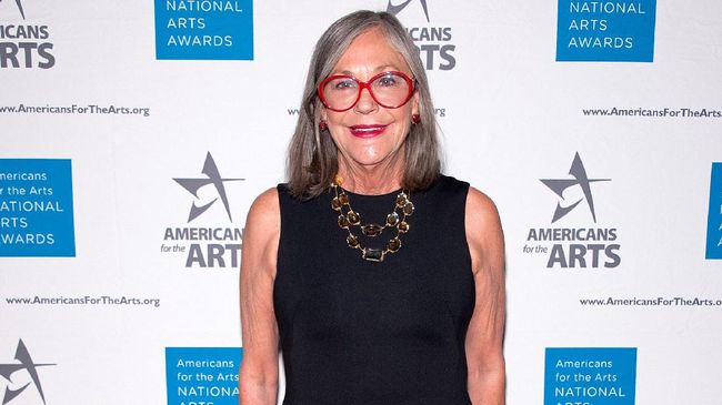 Alice Walton, pewaris perusahaan ritel Walmart, menjadi wanita terkaya di dunia setelah menggantikan posisi pesaingnya yang tutup usia.
