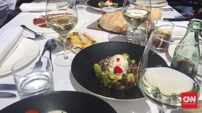 Barcelona tak cuma punya Gaudi di dunia arsitek, tapi juga Gaudi kuliner yang menciptakan makanan enak untuk pelancong. Jangan takut kelaparan di Barcelona.