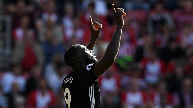 Romelu Lukaku jadi pahlawan kemenangan Manchester United saat melawat ke markas Southampton. Striker asal Belgia itu sukses mencetak gol tunggal dalam duel ini.
