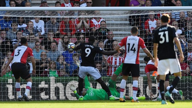 Manchester United unggul tipis atas Southampton di paruh pertama laga pekan keenam. Romelu Lukaku cetak gol keenamnya di Liga Primer Inggris musim ini.