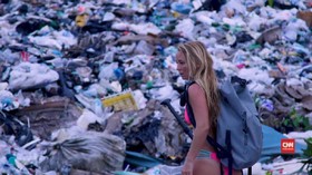 VIDEO: Berselancar Membelah Perairan Penuh Sampah