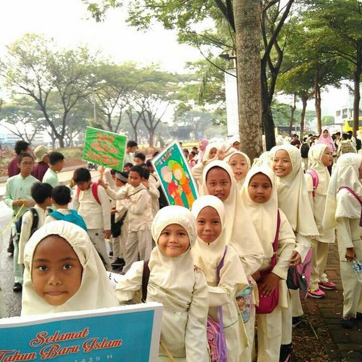 <p>Cuaca yang cukup terik nggak melunturkan semangat anak-anak ini pawai. Hebat kamu, Nak! (Foto: Instagram/sitirohah)</p>